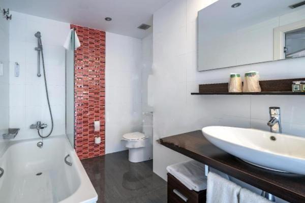 Hotel Spa La Central - Adults Only Maçanet de Cabrenys Kültér fotó